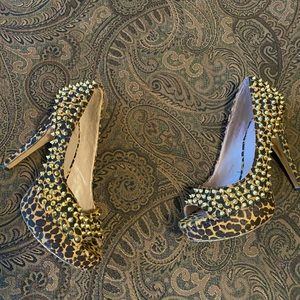 VINCE CAMUTO LEOPARD PRINT GOLD SPIKED PUMP SZ 10 HIDDEN PLATFORM HEEL